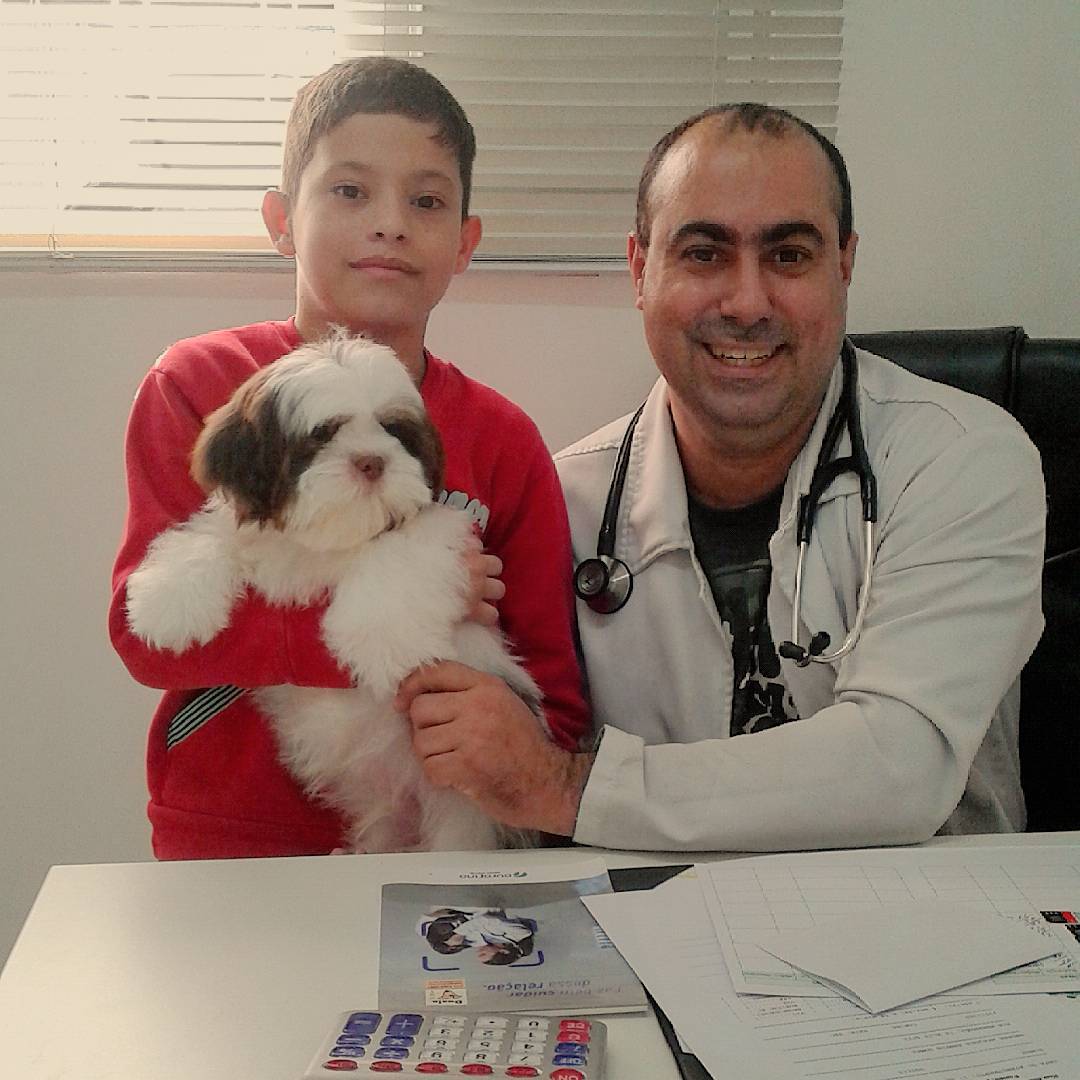 Isaac e seu cachorrinho Romeu, após vacinação.???? Petshop e Veterinário em São Bernardo – Focinhos e Cia #focinhosecia #petshop #veterinarioemsbc #veterinarioemabc #veterinarioabc #veterinario-em-abc #veterinario-em-sbc #petshopsbc #pet #petbairroassunção #banhoetosa #dog #cachorro #sbc #alvesdias #bairroassuncao #bairroassunção #veterinario #veterinariosbc #vet #clientes #vacina #vacinação